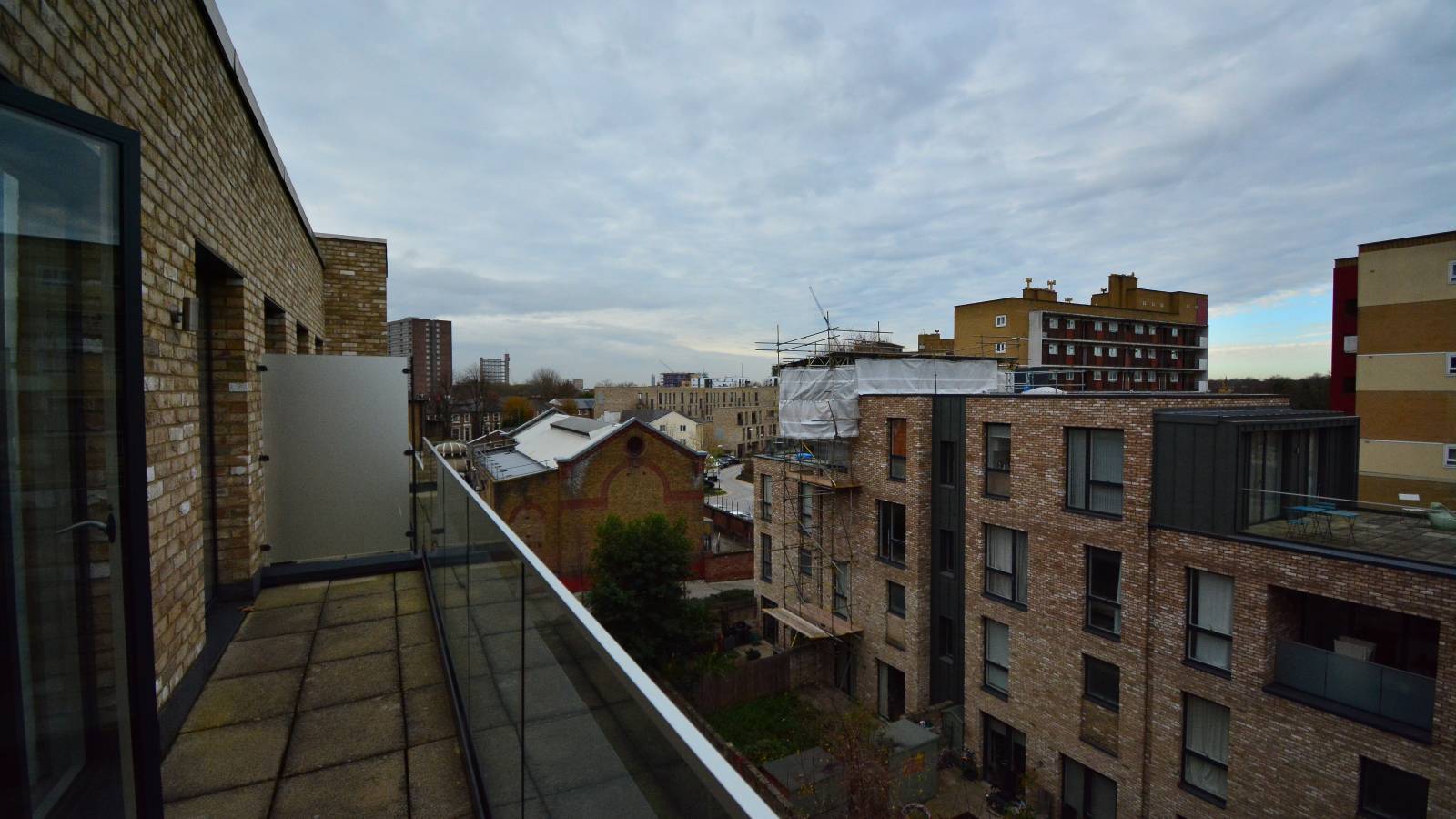 Rooms in a 3Bedroom Apartment for rent in Brent, London (ref 519092