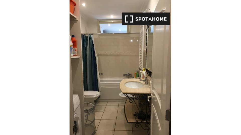 Room for rent in 4bedroom apartment in Naples (ref 545941) Spotahome