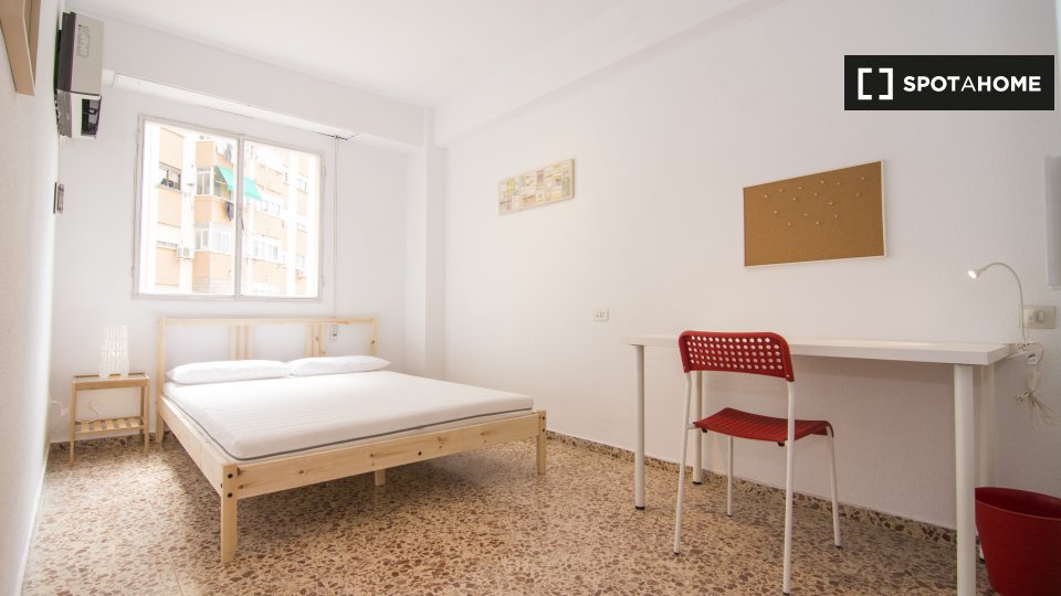 Se alquila habitación en apartamento de 5 dormitorios en Algirós