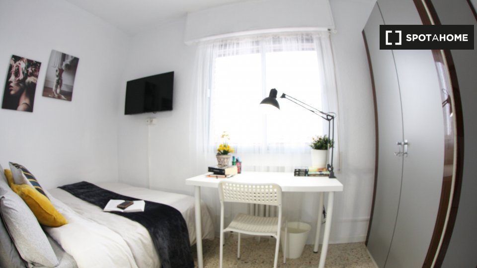 Se alquila habitación en piso de 5 dormitorios en Aluche, Madrid (ref