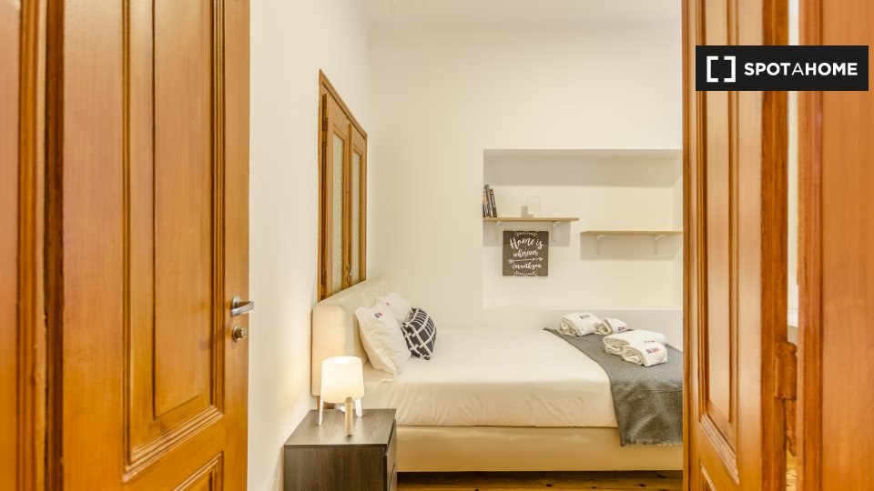 Room for rent in 5bedroom residence in central Lisbon (ref 439046