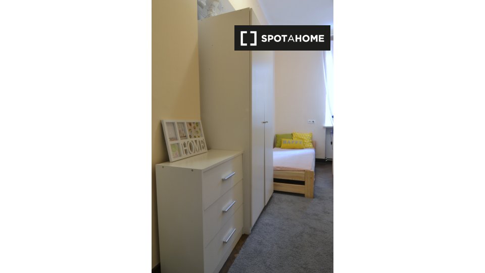 Room for rent in 10bedroom apartment in Warsaw (ref 615578) Spotahome