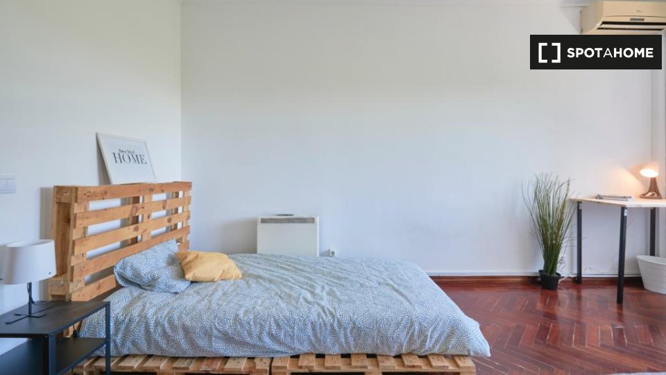 Room in a 5Bedroom Apartment for rent in Almada, Lisbon (ref 807029