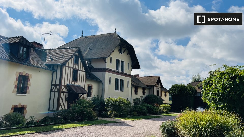 Whole 1 bedroom apartment in Chambourcy (ref 888232) Spotahome