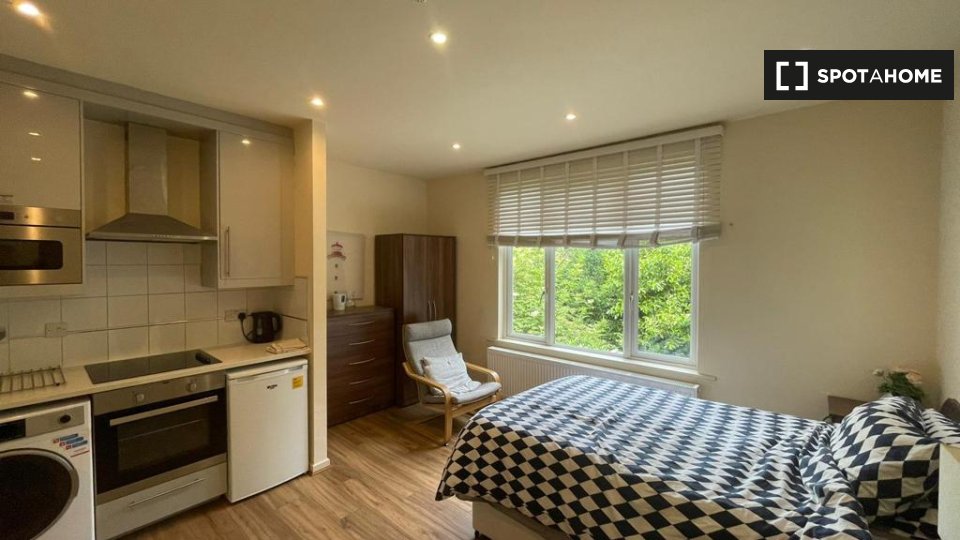 Bright private studio apartment for rent in Kilburn, London (ref