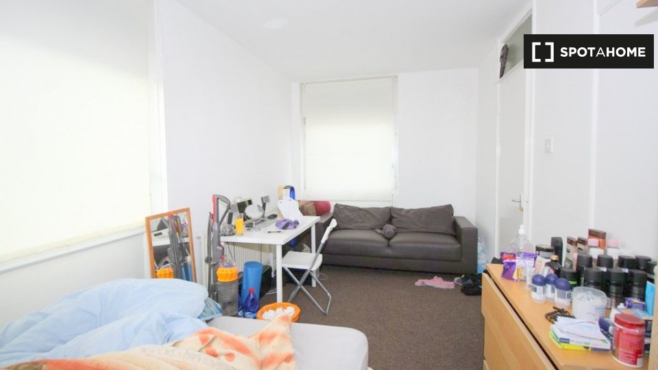 Rooms for rent in 6bedroom Apartment in Lambeth, London (ref 165123