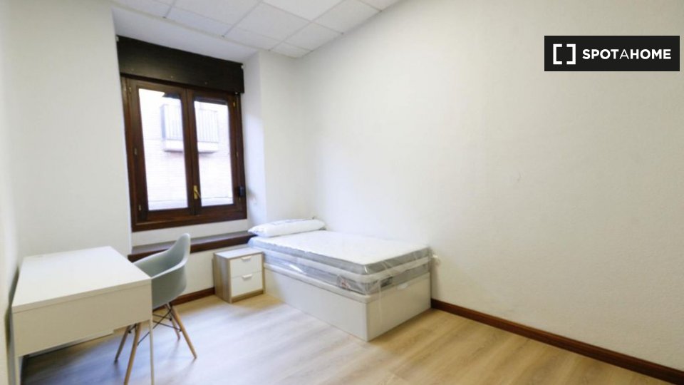 Rooms for rent in 8bedroom apartment in Alcalá De Henares (ref 595755