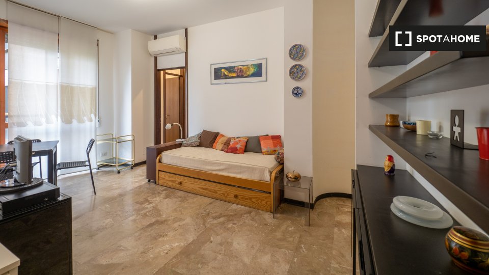 Rooms for rent in apartment with 1 bedroom in Bovisa, Milan (ref