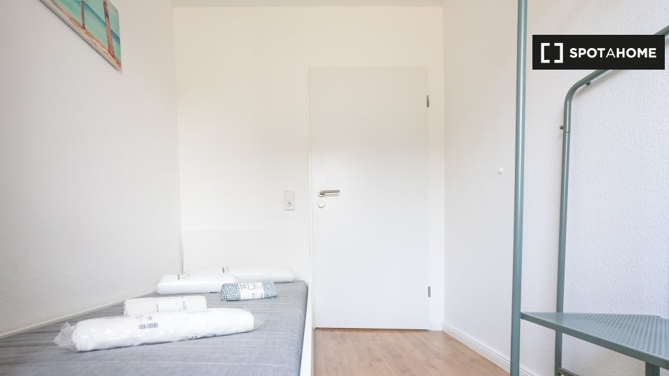 Room for rent in 4bedroom apartment in Wersten, Dusseldorf (ref