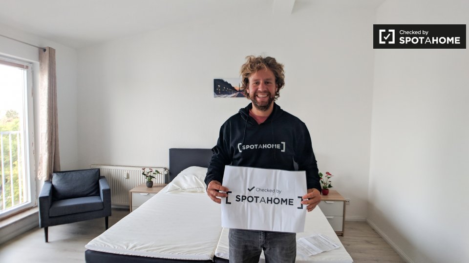 Modernes Zimmer in einem Apartment mit 3 Schlafzimmern in Mitte, Berlin