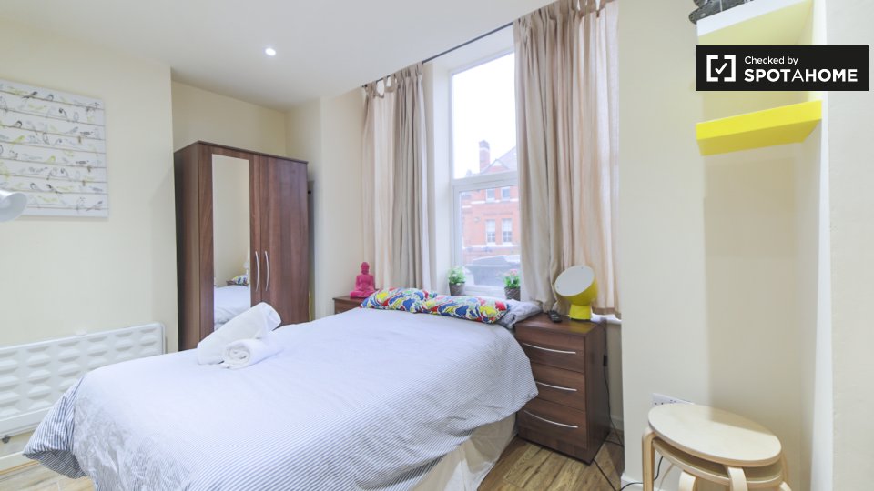 Snug studio apartment for rent in Willesden Green, London (ref 405577