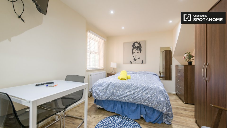 Modern studio flat to rent in Cricklewood, London (ref 357105) Spotahome