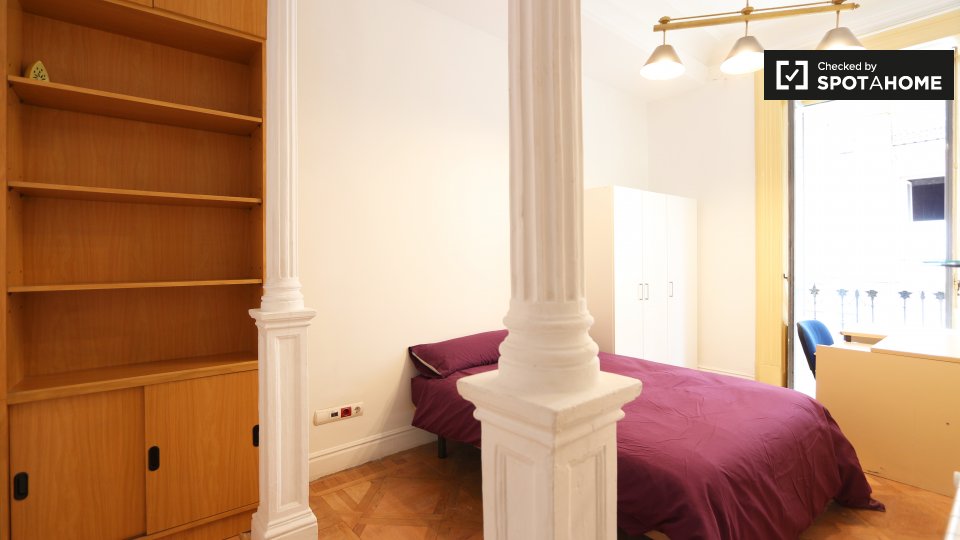 Habitación con balcón en un apartamento de 17 dormitorios en Madrid