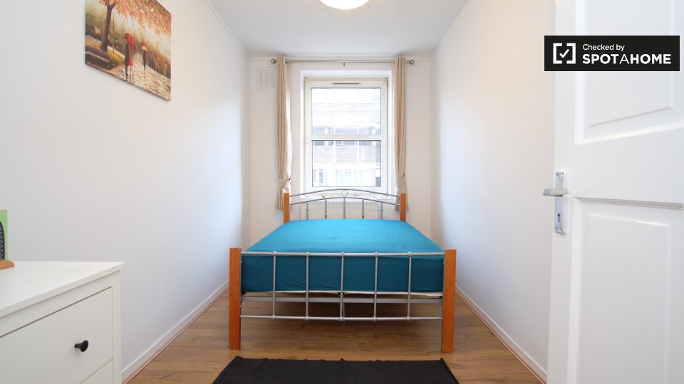 Room to rent in 4bedroom flat in Islington, London (ref 152280