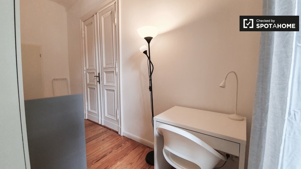 Rooms for rent in apartment with 5 bedrooms in Berlin (ref 593134