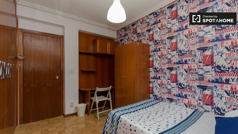 Double room for rent, 6bedroom apartment, Alcalá de Henares (ref
