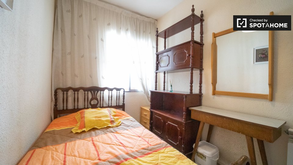Habitación en apartamento de 3 dormitorios en Puente de Vallecas