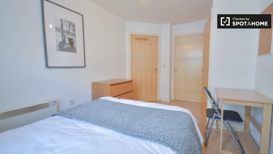 Room for rent in 3bedroom apartment in Lambeth, London (ref 247231
