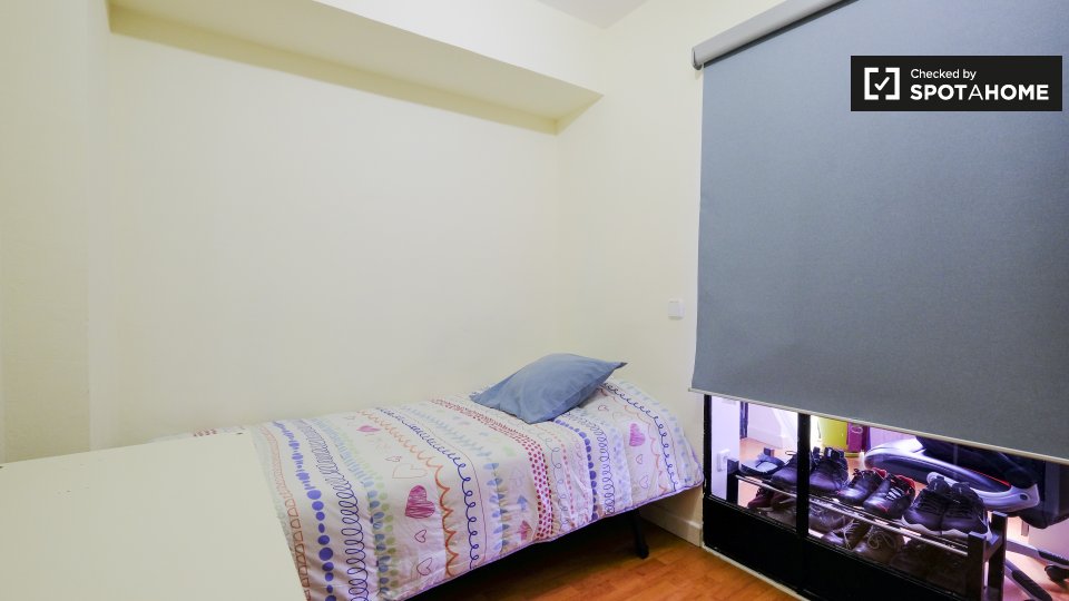 Acogedora habitación en apartamento de 3 dormitorios en Aluche, Madrid
