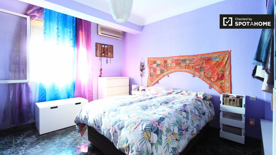 Habitación enorme en apartamento de 3 dormitorios en Ventas, Madrid