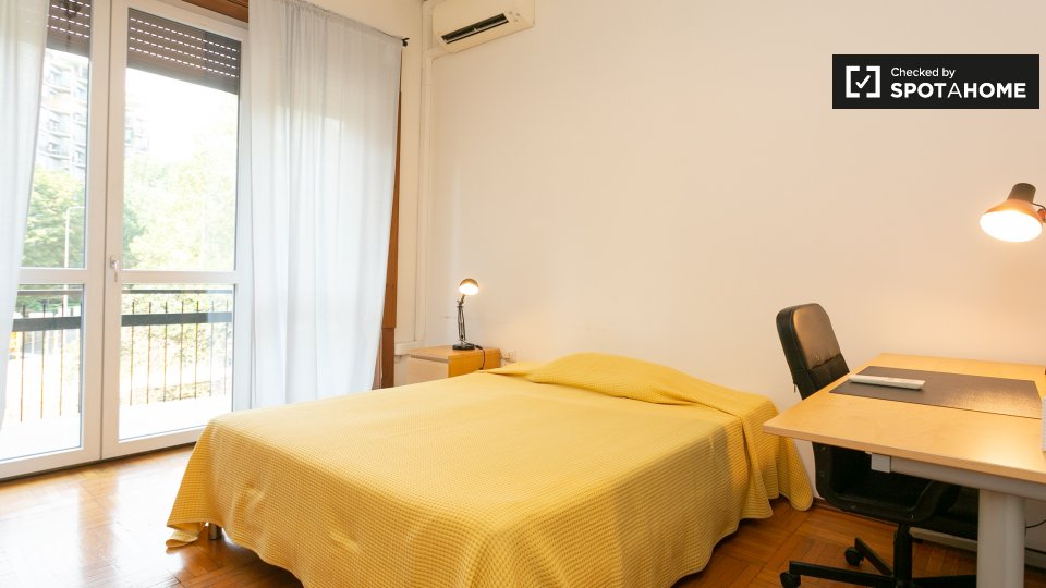 Spacious room for rent in apartment in Navigli, Milan (ref 92659