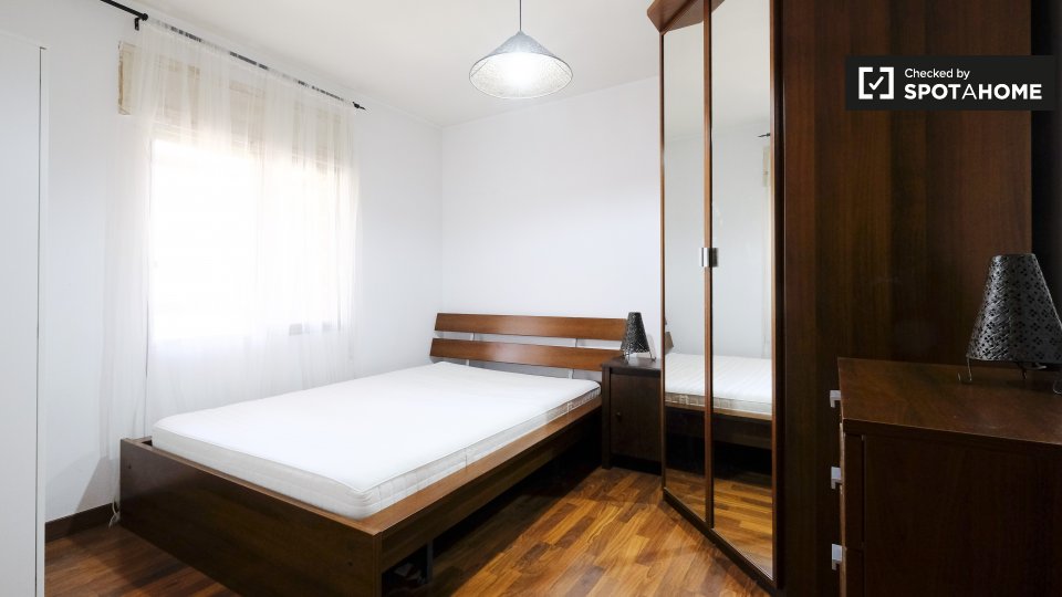Habitación ordenada en apartamento de 2 dormitorios en Hortaleza