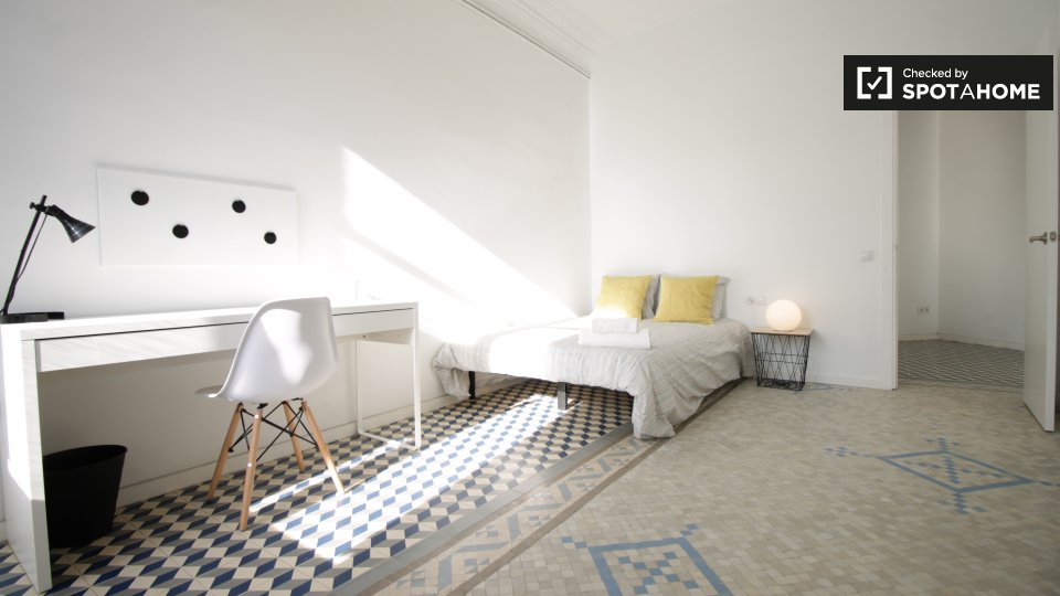 Habitación con balcón en un apartamento de 9 dormitorios en Barcelona