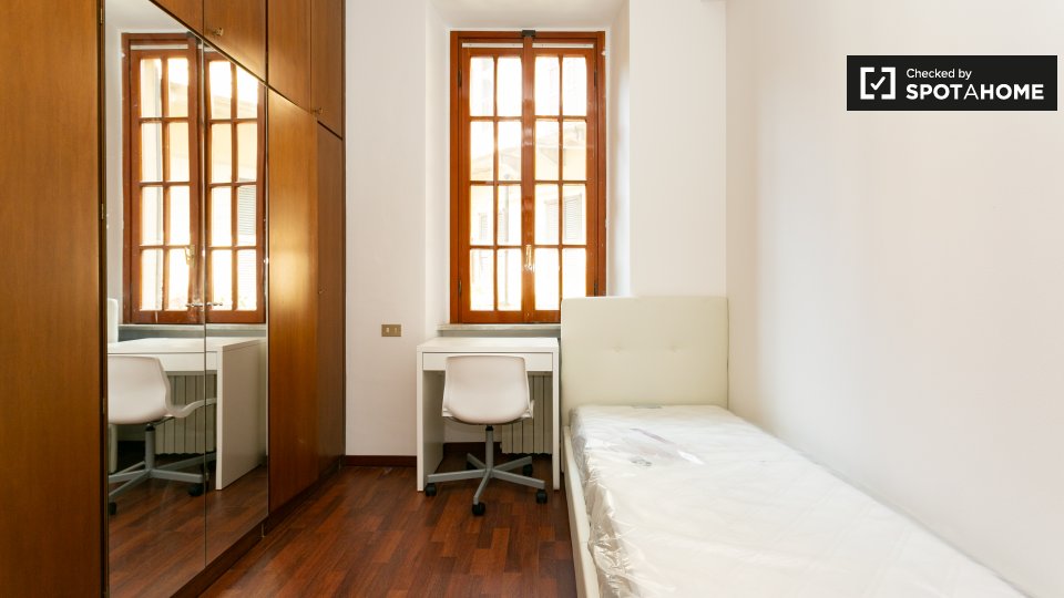 Rooms to rent in 5bedroom apartment in Duomo, Milan (ref 343740