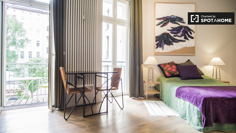 Studio apartment with balcony for rent in Kreuzberg (ref 132437