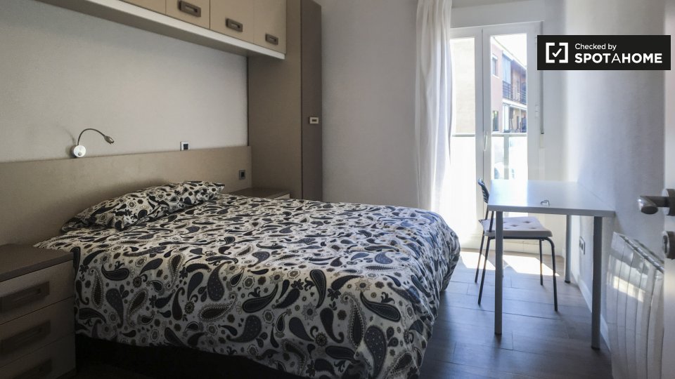 Habitación luminosa en apartamento de 7 dormitorios en Aluche, Madrid