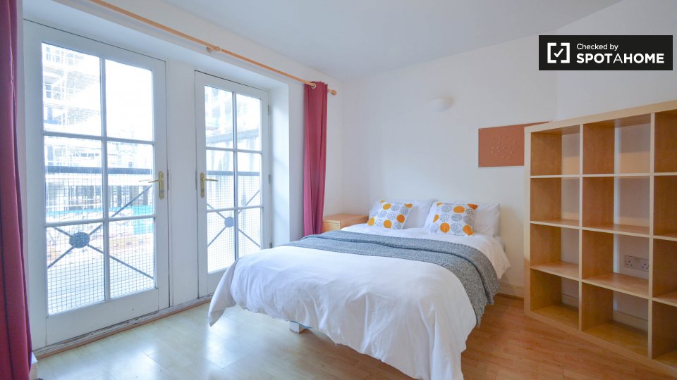 Room for rent in 3bedroom apartment in Lambeth, London (ref 247229