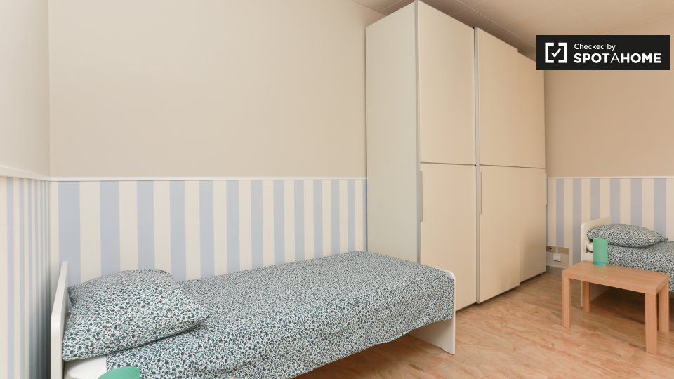 Habitación en apartamento de 3 dormitorios en Stazione Centrale, Milán
