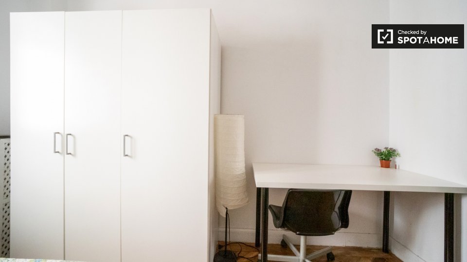 Se alquila habitación en apartamento de 5 dormitorios en Malasaña