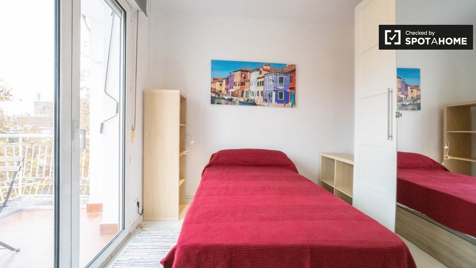 Se alquila habitación en piso de 5 dormitorios en Ciudad Lineal (ref