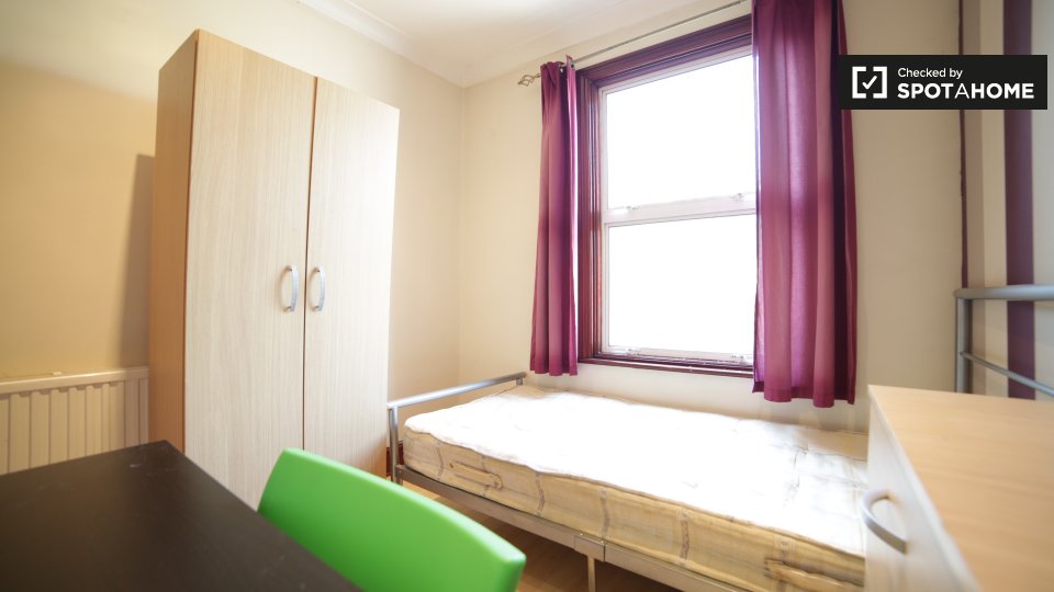 Equipped room in 7bedroom flat in Leyton, London (ref 99124) Spotahome