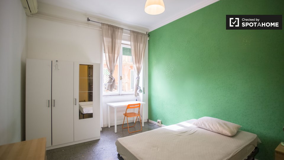 Bella camera da letto in affitto in appartamento con 6 ...