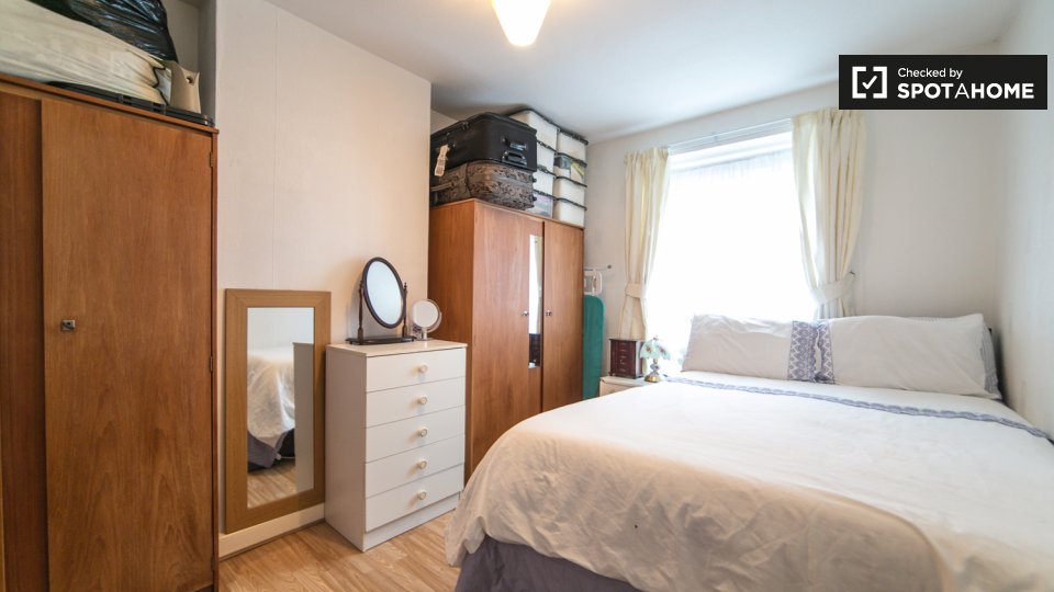 Room for rent in 2bedroom apartment in Lewisham, London (ref 259137