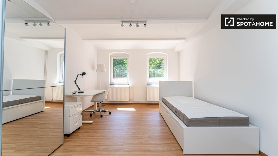 Zimmer zu vermieten in Wohnung mit 4 Schlafzimmern in Berlin (ref