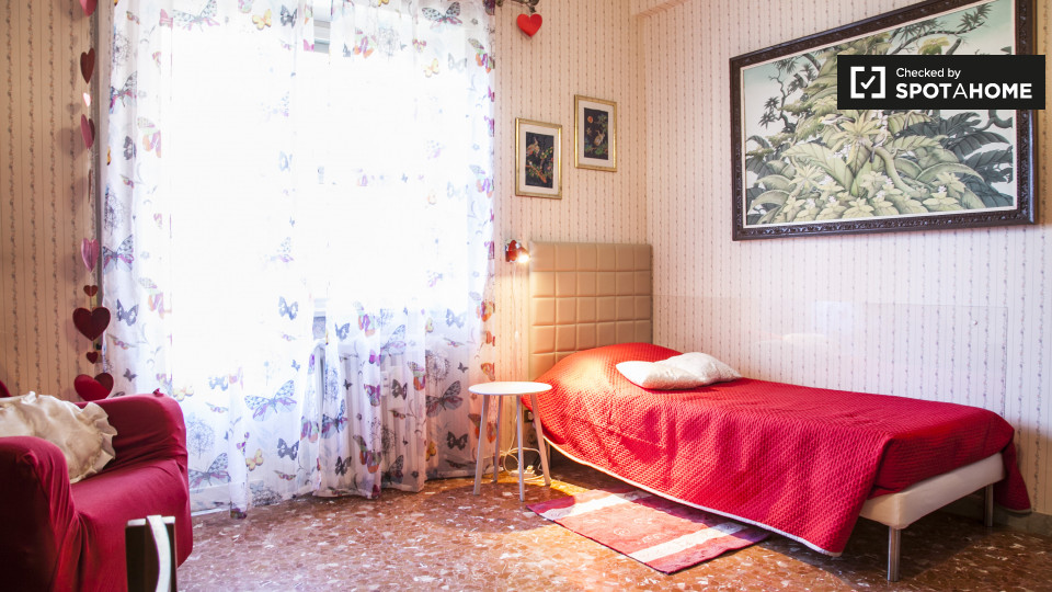 Gran habitación en un apartamento de 3 dormitorios en Centocelle, Roma