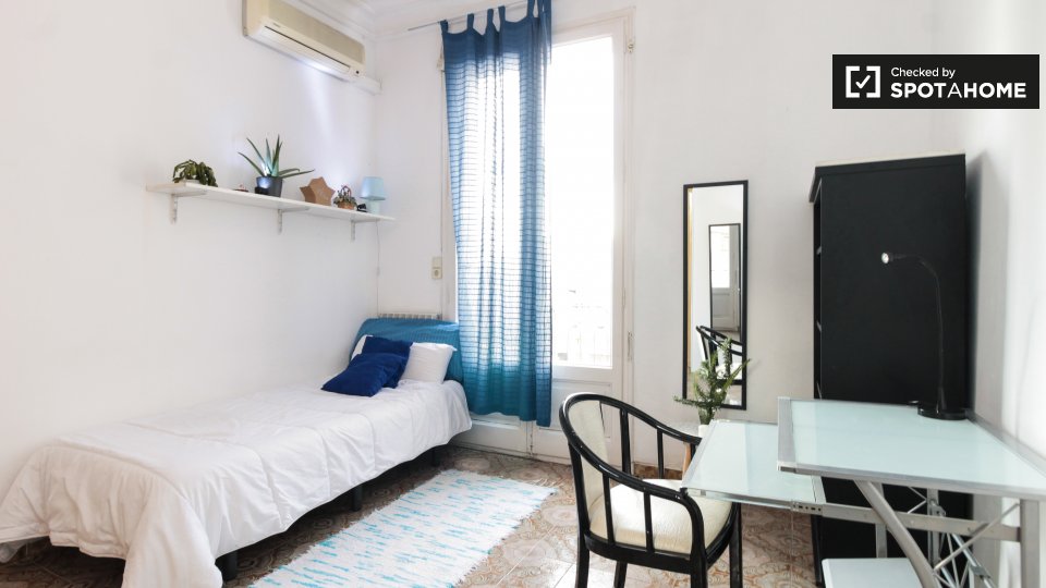 Se alquila habitación en el apartamento de 7 dormitorios en Barri Gòtic