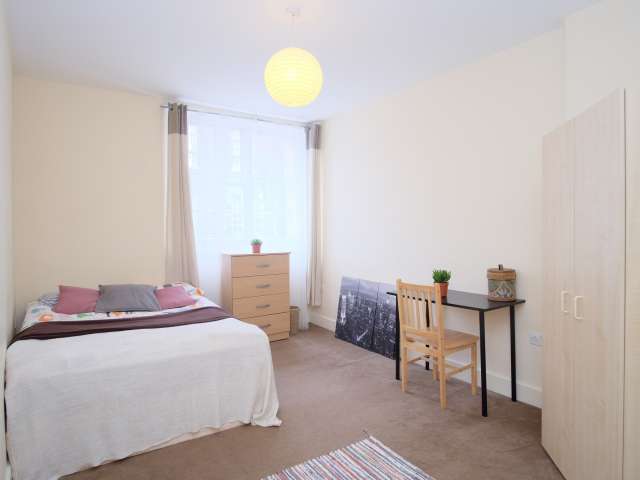 Sunny room to rent in Kings Cross, London