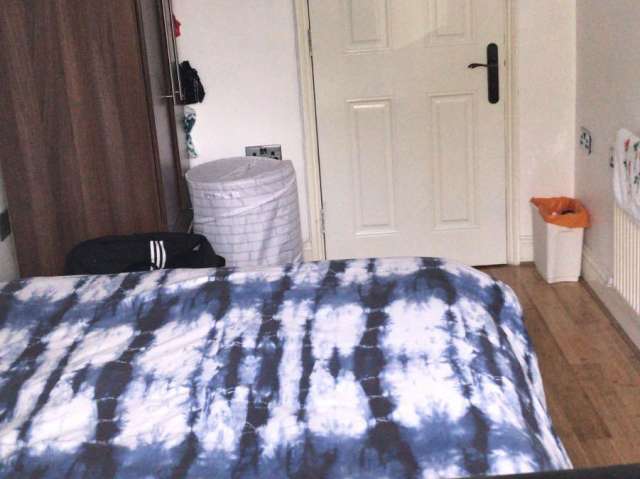 Rooms to rent in a 5-bedroom flatshare in Putney, London