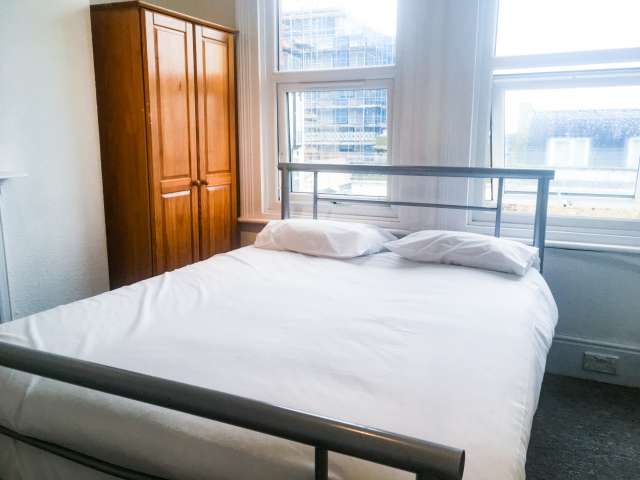 Quiet room in 4-bedroom flat in Acton, London