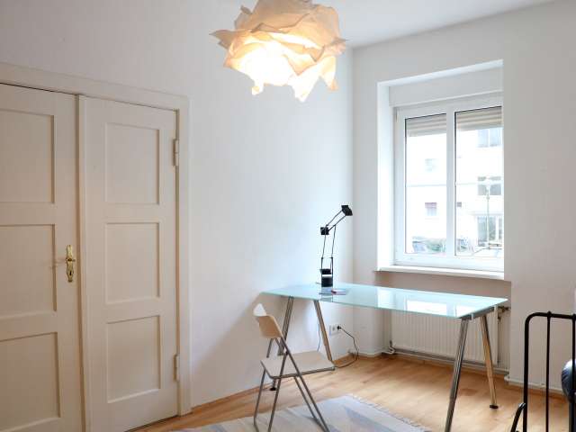 Helles Zimmer zur Miete in 4-Zimmer-Wohnung in Tempelhof