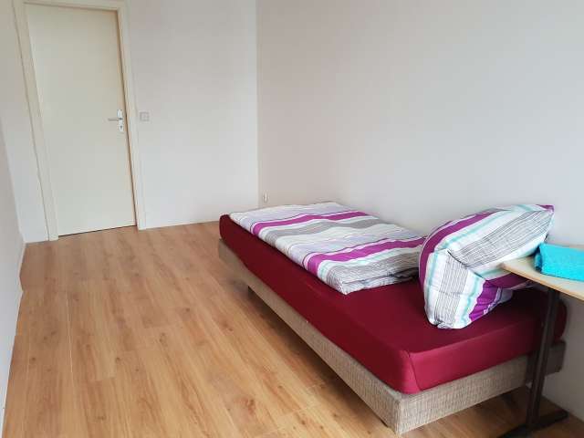 Großes Zimmer in 5-Zimmer-Wohnung in Moabit, Berlin