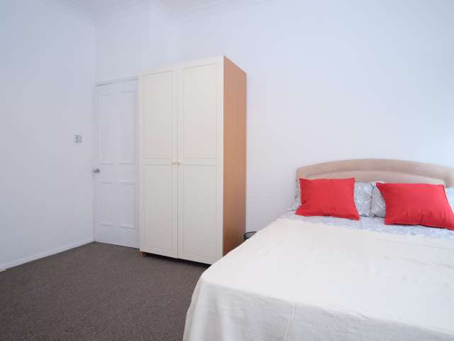 Spacious room to rent in 3-bedroom apartment, Camden, London