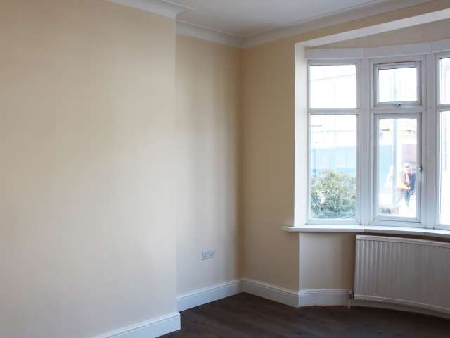 Equipped room in shared flat in Tottenham, London