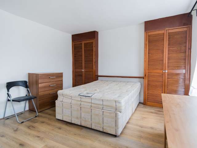 Large room in 3-bedroom flatshare in Lambeth, London