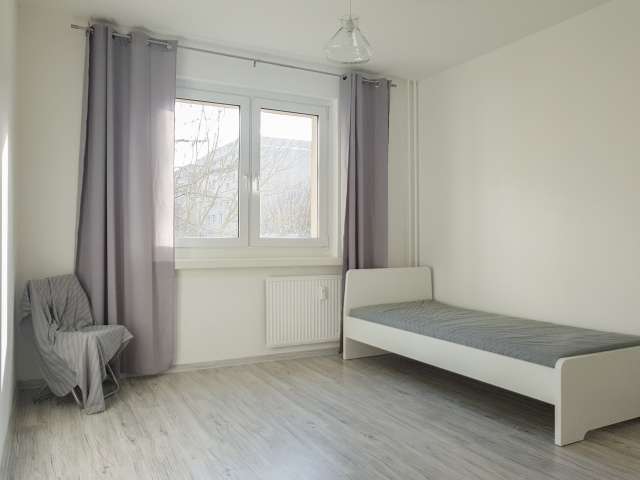 Sonniges Zimmer in Wohnung mit 3 Schlafzimmern in Berlin