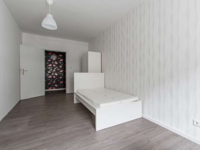 Geräumiges Zimmer in 5-Zimmer-Wohnung in Mitte, Berlin